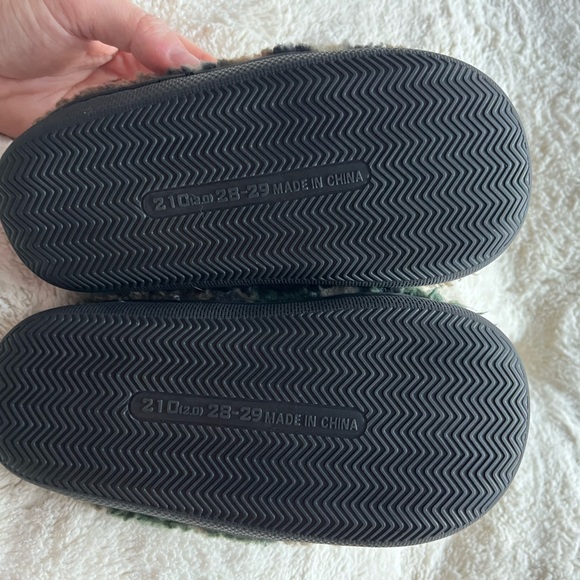 Kids | Camo Sherpa Smiley Slippers - Picture 3 of 4